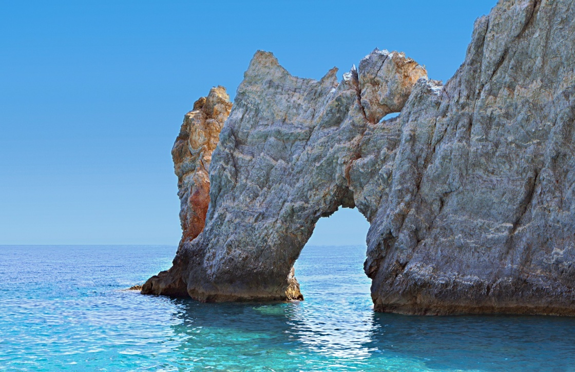 Packen Sie Ihre Badeklamotten ein und entspannen Sie an einem der wunderschönen Strände von Skiathos